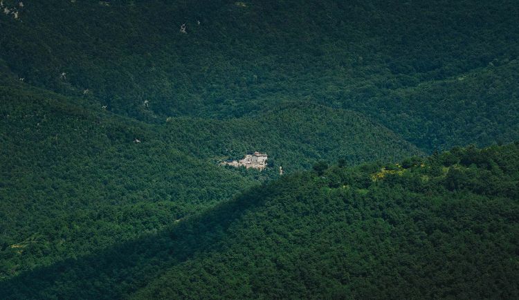 L'Eremito è circondato da 3 mila ettari di riserva mondiale della biosfera Unesco: in Italia non esiste un'altra struttura ricettiva capace di fargli concorrenza. Il rapporto tra ospite e spazio a disposizione non ha eguali