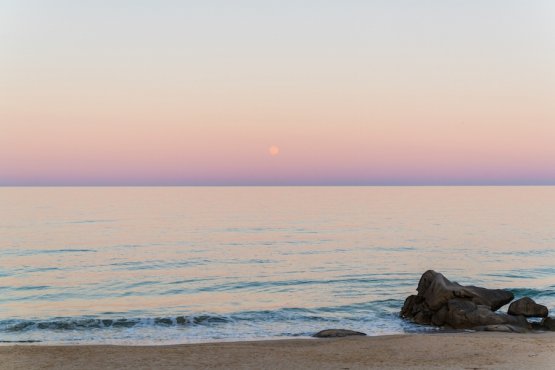 Il tramonto sul mare davanti all'Escargot, ristorante a Costa Rei in Sardegna, nello scatto di Paolo Comparin dell'agenzia Aromi Creativi
