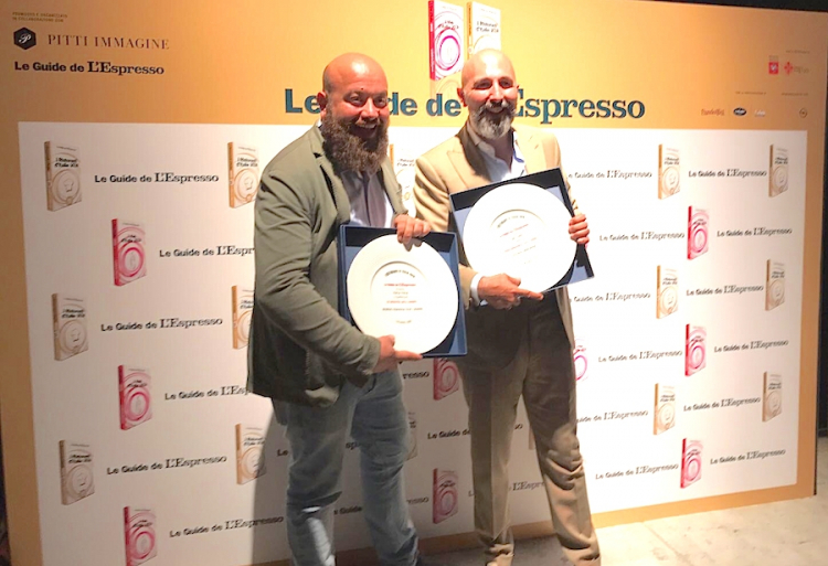 Domingo Schingaro (a sinistra) e Andrea Ribaldone. Il secondo, chef-patron dell'Osteria Arborina a La Morra (Cuneo), ha affidato le cucine dei Due Camini a Borgo Egnazia in Puglia al suo più stretto collaboratore, Schingaro per l'appunto. E ieri L'Espresso ha premiato entrambi: uno come novità dell'anno e l'altro per la performance dell'anno
