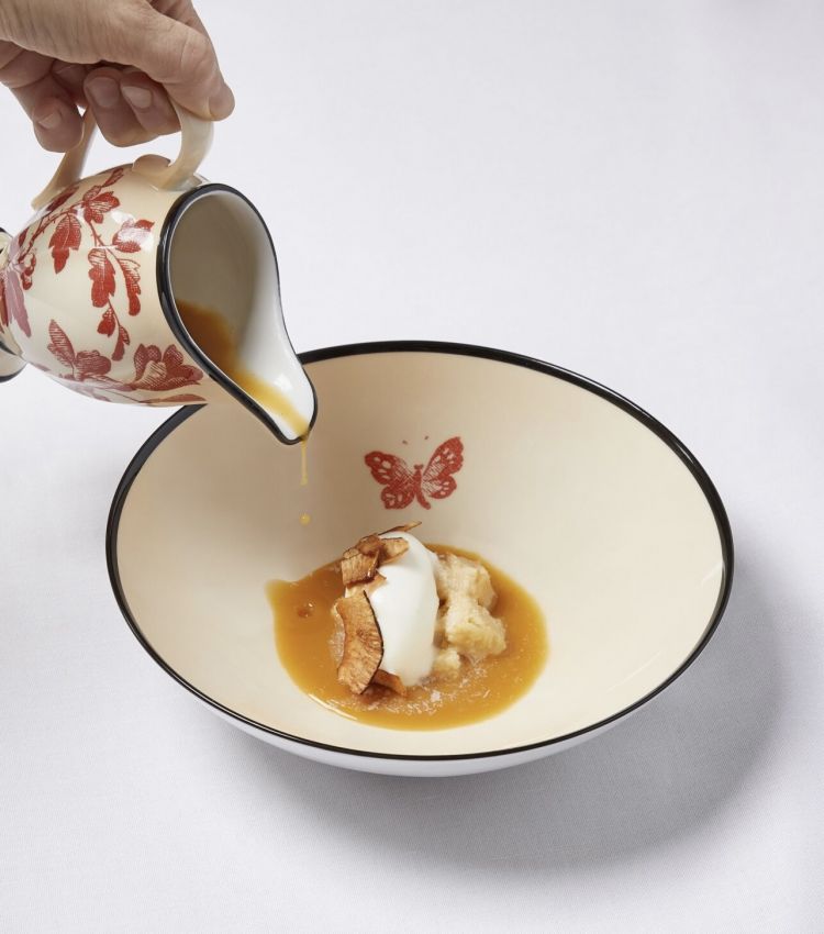 Tortino al cocco, gelato allo yogurt, salsa al succo di manioca