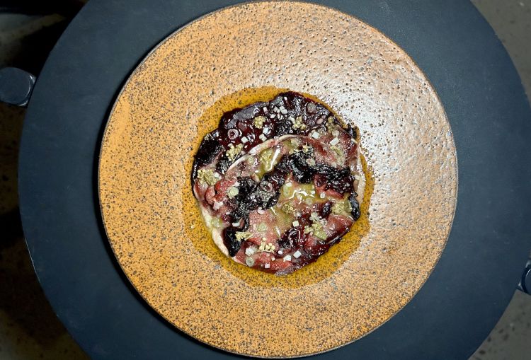 Cervo selvatico, barbabietola “chewy”, fiori di sambuco sottaceto, crema di noci. Il cervo selvatico è frollato circa quattro settimane, le barbabietole arrostite nei fondi di caffè, «le affettiamo sottili, le essicchiamo e poi le reidratiamo in una riduzione molto intensa di succo di barbabietola, così barbabietola e cervo acquistano una consistenza molto simile». Sotto c’è una crema di noci e miso e una vinaigrette a base di ginepro, rosa e fiori di sambuco sottaceto. Ogni componente emerge in splendida successione di nuances