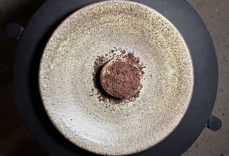 Frozen custard, fudge di bucce di patata cristallizzate, “cioccolato” in scaglie. Il falso cioccolato è preparato da Esse con malto e birra