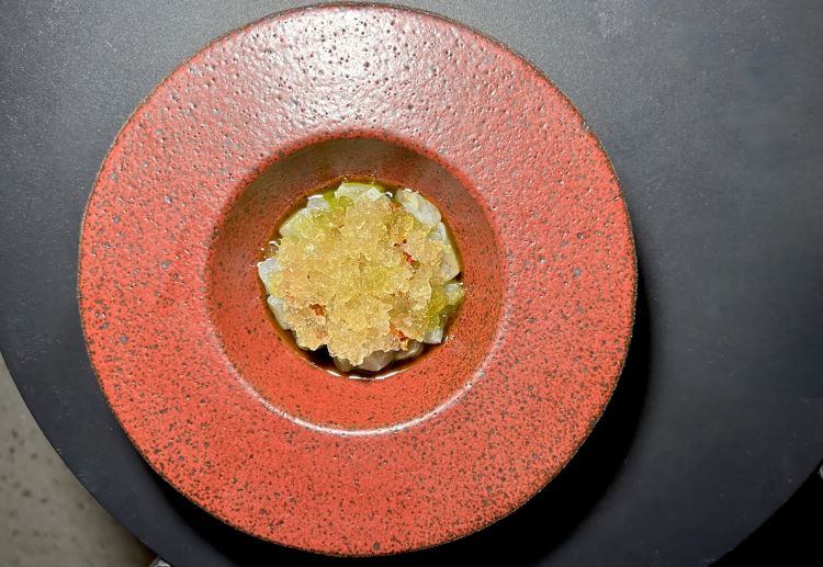 S'inizia con Tartelletta di uova di bleak (alborella), crème fraîche montata, peperoncino habanada, squame croccanti (crème fraîche montata, porri fermentati, peperoncini sottaceto e cipolla rossa. Sopra uova di pesce bleak e squame di pesce croccanti. Il guscio della tartelletta è fatto con farina di lische di pesce): croccantissima, spinge sull’acidità e la sapidità, è molto netta e spigolosa. poi, nella foto, Lucioperca marinato, pomodoro conservato, finocchio salato, rafano, dashi testurizzato, che richiama un nostro crudo di pesce, è assai più consolatorio: la temperatura è perfetta, il gel di cozze regala succulenza, il pomodoro dolcezza e l’acidità risulta meno invadente. «Il lucioperca è stato stagionato per qualche giorno non con il sale, ma con una polvere di piccioli e bucce delle verdure. Abbiamo poi dei pomodorini deidratati e reidratati nel loro succo, per avere una consistenza un po' gommosa, dell'olio al finocchio e un gel di dashi di cozze», ci racconta Elena Taborra, 23 anni, di Treviso, da due anni e mezzo a Copenhagen e a Esse fin dall'apertura.