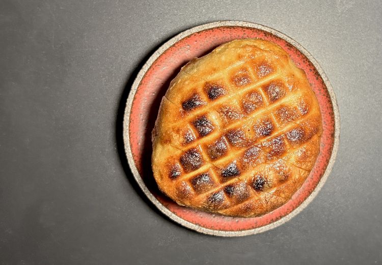 Pane di patate fermentate, burro coltivato Esse: questo pane è un signature di Orlando. «Fermentiamo le patate in grandi contenitori, per circa cinque giorni. Poi le incorporiamo nell’impasto, grigliamo il pane e lo finiamo in forno. Lo accompagniamo con un burro fatto in casa, preparato con panna coltivata per dare una certa acidità; lo montiamo a lungo con un po’ di sale»