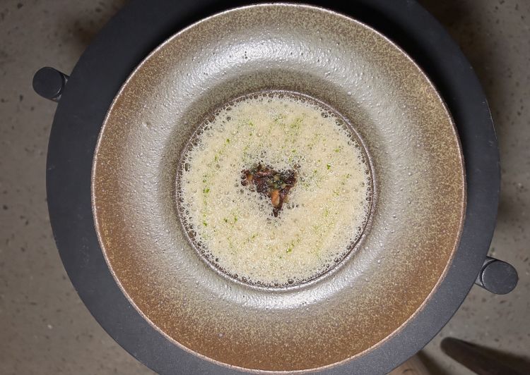 Sedano rapa glassato, pera Bosc (da noi più nota come Kaiser), formaggio Riv stagionato 12 mesi, capperi di aglio orsino, ne scriviamo già nell'articolo