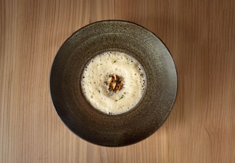 Sedano rapa glassato, pera Bosc, formaggio Riv stagionato 12 mesi, capperi di aglio orsino