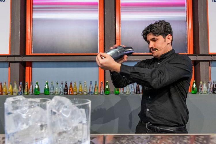 La preparazione del drink shakerato di Vincenzo Iencharelli