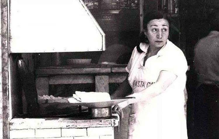 Esterina Sorbillo, primogenita di Luigi Sorbillo, nella sua pizzeria in via dei Tribunali 35
