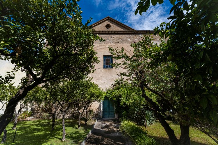 L&rsquo;antico monastero cinquecentesco di San Francesco di Paola a Cimitile (Napoli), oggi Villa Lenzi
