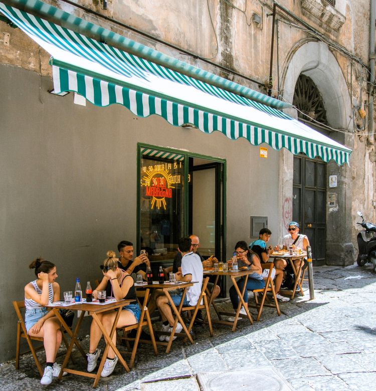 L'esterno della pizzeria Santa Maradona che in totale ha 40 coperti: per chi va a vedere il murales di Maradona è impossibile non passarci davanti
