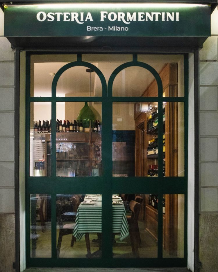 L'ingresso dell'Osteria Formentini, proprio all'angolo con via Madonnina: presto la sua capienza sar&agrave; ampliata da un dehors esterno
