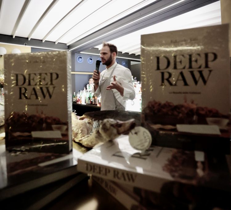 Tilli durante una presentazione di Deep Raw, avvenuta a Fiorano Modenese, presso l'Executive Spa Hotel, dove lo chef di Podere Belvedere ha collaborato a un menu a 4 mani con lo chef Mattia Trabetti del ristorante Alto, fresco di stella Michelin