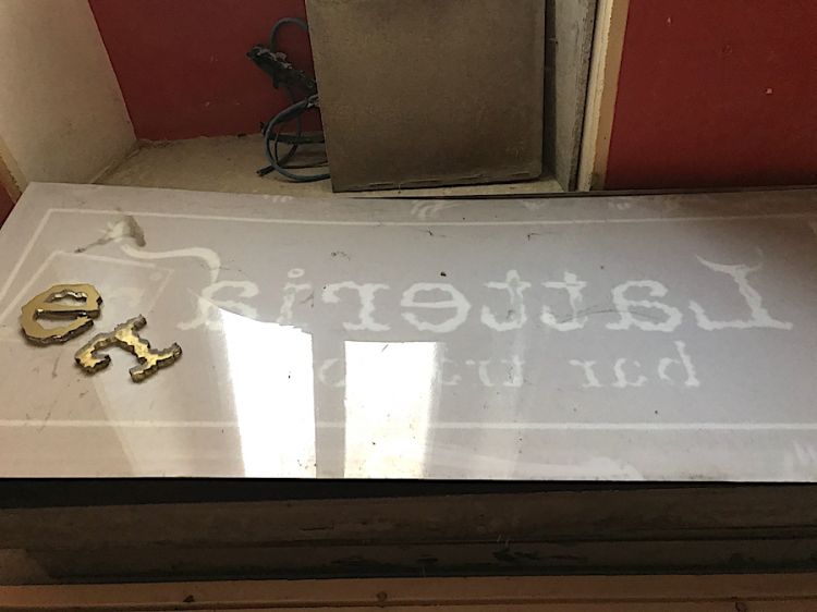 In quello che diventerà Exit Pastificio Urbano, la vecchia insegna della latteria tra via Orti e via Curtanone aspetta di essere portata via