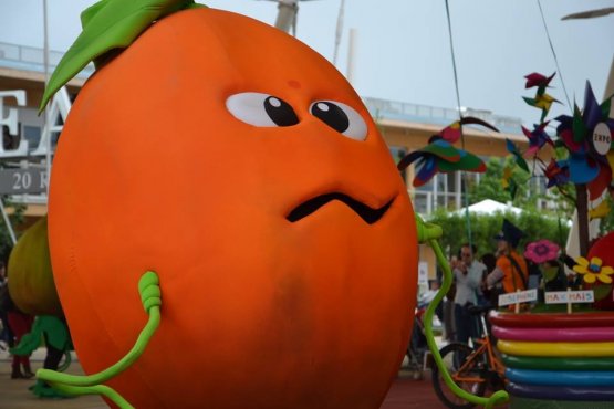 One of Foody's friends during one of the parades that animate each day the Expo 