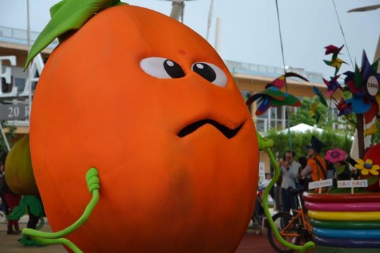 Uno degli amici di Foody, impegnato nella parata che più volte al giorno attraversa Expo per la gioia dei più piccoli