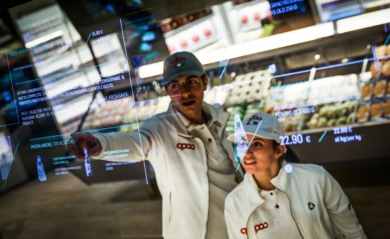 Basta un semplice gesto di una mano che si avvicina a uno dei prodotti esposti nel Future Food District di Coop, per attivare gli schermi sovrastanti e far comparire le informazioni relative a quel prodotto