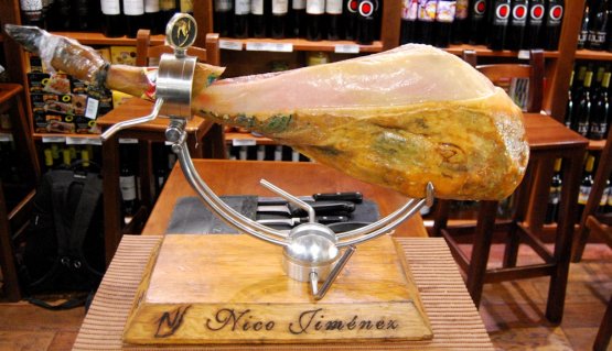 His Majesty the Jamón: for those who happen to visit Extremadura, and in particular the beautiful city in Merida, an excellent choice is the "tienda" of Nico Jiménez, multi-awarded master "cortador", who offers his selection of Iberian pig-based products which can be both tasted on location or taken home (tel. +34.924.319361)