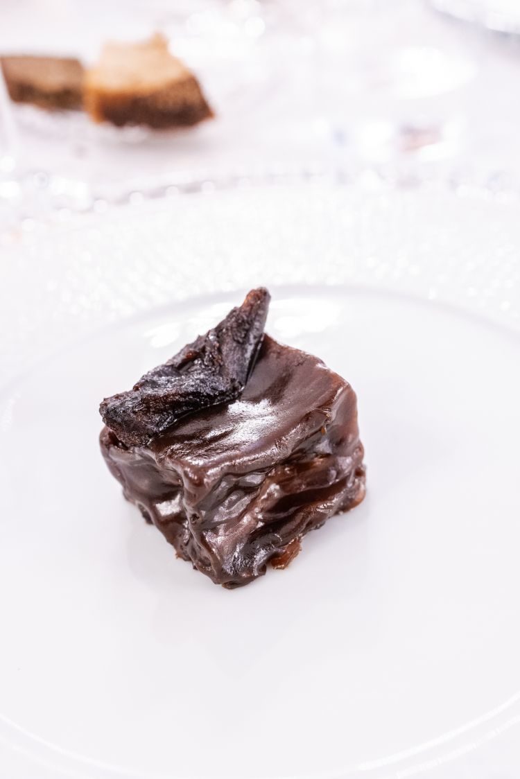 Maranciana, Limune Niuru, Agghiu Tostatu, un piatto di Floriano Pellegrino del ristorante Bros'. Tutte le foto dei piatti della cena di gala sono a cura di Michele Galluccio