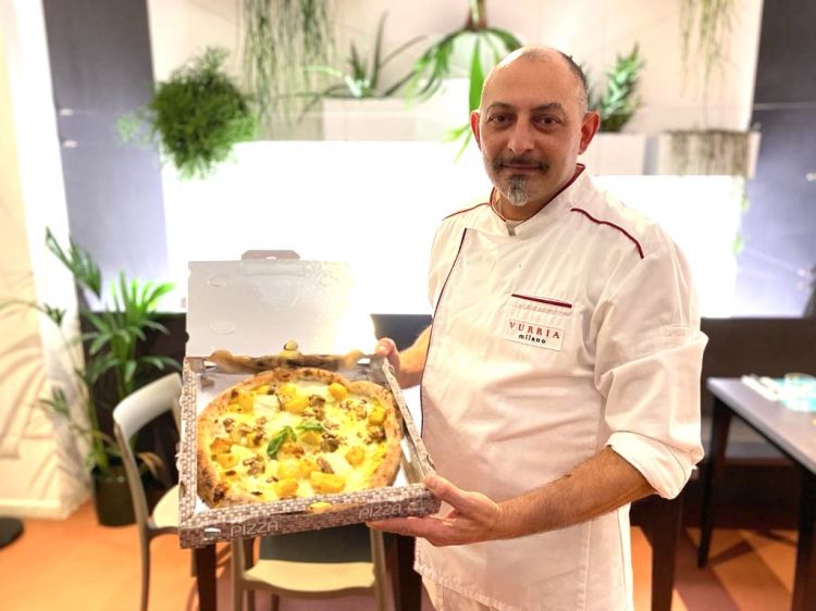 Vincenzo Lettieri con la Porcina, pizza con Bufala Dop, porcini trifolati, patate al forno, crema di grana padano allo zafferano in cottura, basilico fresco e olio evo
