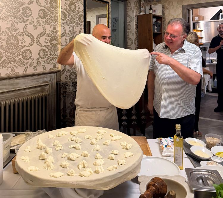 Al ristorante O Vittorio, che a Recco insieme a Manuelina è un locale storico d'Italia, Fabio Bonadeo si destreggia nella preparazione della focaccia mentre Lucio Bernini, del Consorzio, ne svela ogni segreto