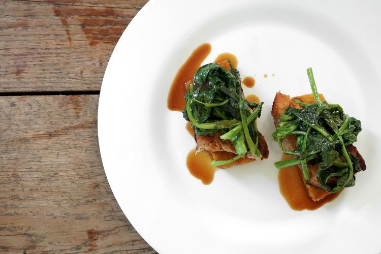 Pancia di suino nero lucano alla brace, polenta fritta e cime di rapa
