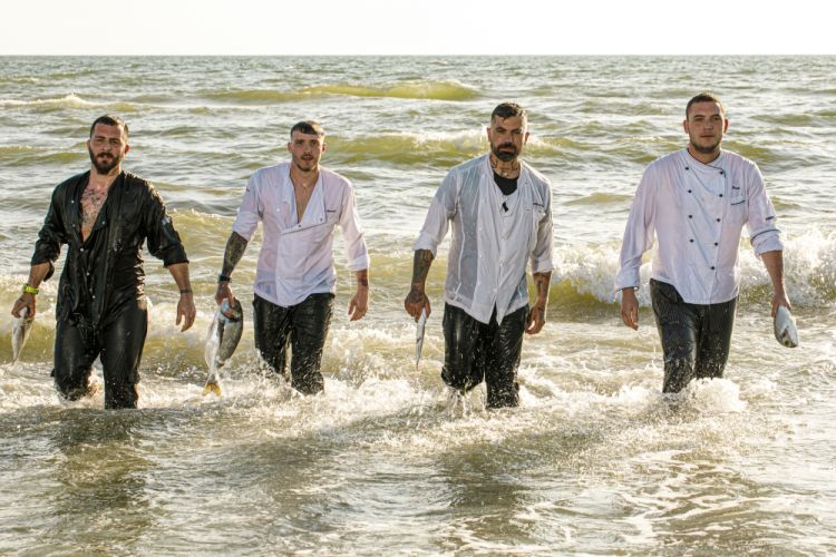 La brigata di cucina della Scialuppa...dopo un tuffo nel mare di Fregene