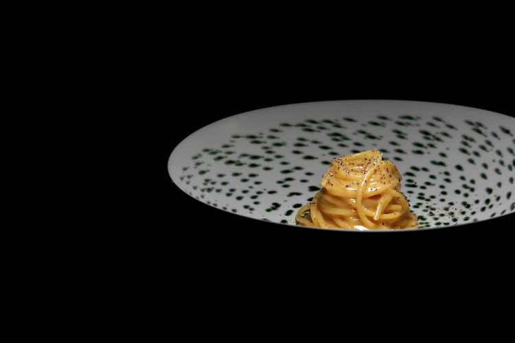 Castelmagno & pepe: variante di montagna della cacio e pepe, quindi uno spaghettino mantecato in acqua di Castelmagno d'alpeggio 2019 dell'azienda La Meiro (a Chiappi, la frazione più alta del comune di Castelmagno), poi condito con polvere di cardamomo nero e pepe

