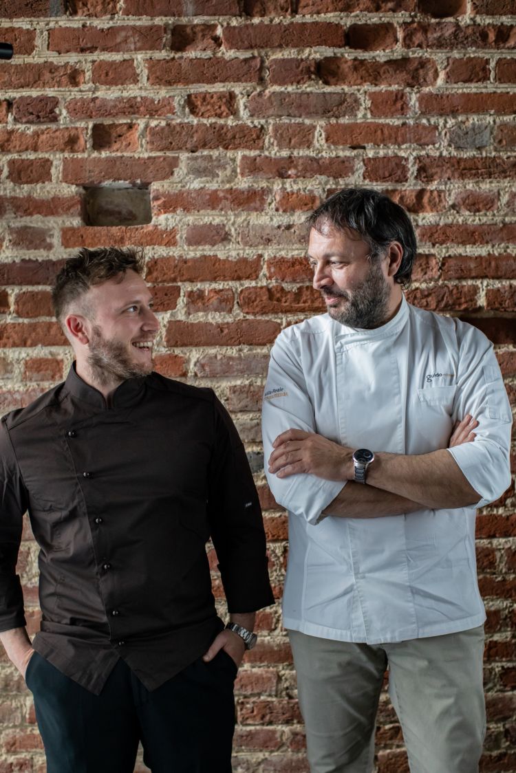 Fabio Sgrò, executive chef de La Locanda della Rocca con la consulenza di Ugo Alciati del ristorante Guido a Fontanafredda
