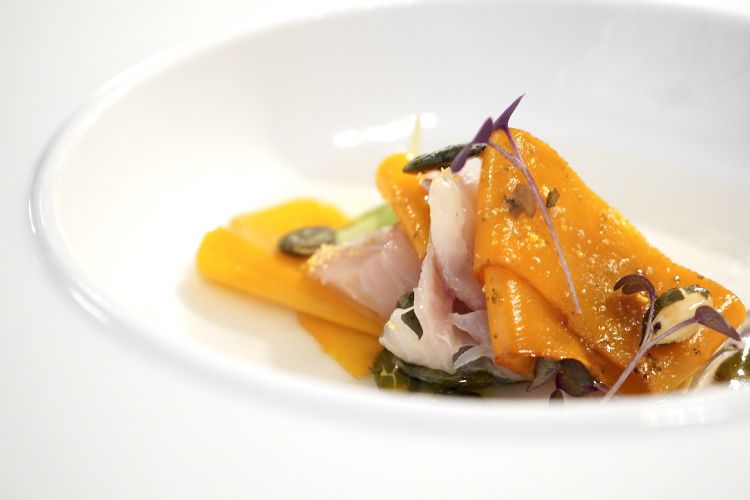 Sashimi di ricciola, zucca (la polpa, i semi, la buccia), acqua di salvia e borragine