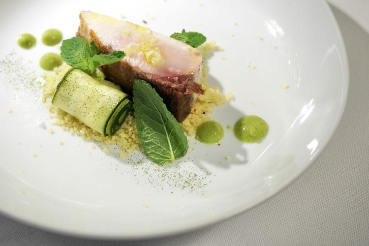 Eccellente questa Ricciola scottata, cous cous al cumino e zucchine crude in scapece. Il dorso della ricciola è scottato in padella e poi passato velocemente in forno. Le zucchine sono marinate a crudo, senza frittura. Poi c'è la menta a rinfrescare il palato. Un'osservazione? Meno cous cous