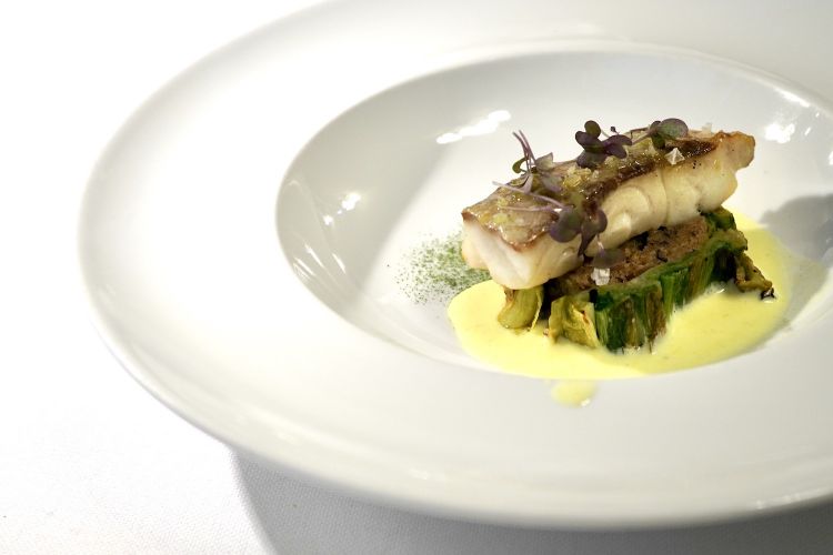 Ombrina del Mediterraneo, scarola riccia 'mbuttunata, kefir al curry. Bell'assaggio, metteremmo però meno ripieno (che va a mangiarsi l'ombrina)