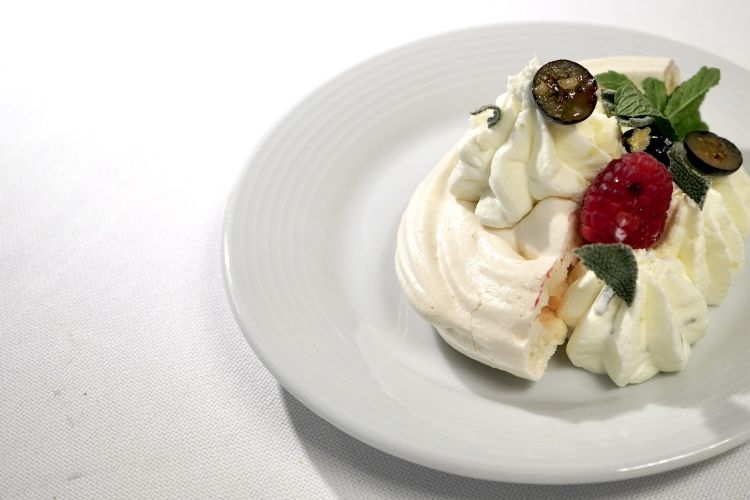 Davvero buona (non amiamo la pavlova, problema nostro e problema, generalmente, di un eccesso zuccherino) questa Pavlova, salvia, lime e frizzy pazzi. Equilibratissima
