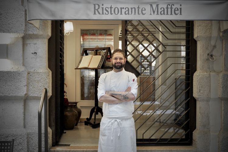 Fabio Tammaro davanti all'entrata del Maffei d