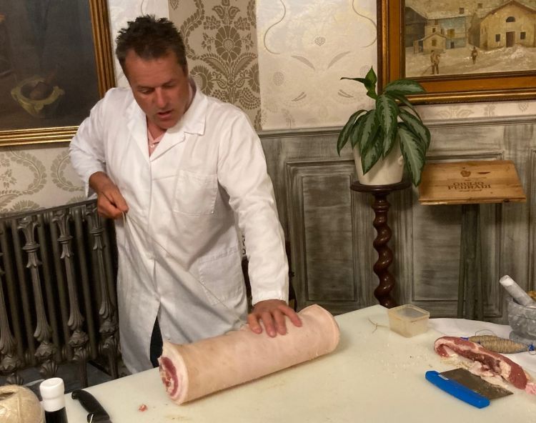 Il maestro norcino Fabrizio Mazzoni con abilità sartoriale ha dato dimostrazione di come procedere con ago e spago alla legatura dei salumi DOP della provincia piacentina