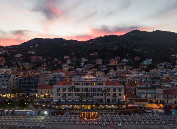 La facciata del Grand Hotel Alassio Beach & SPA R