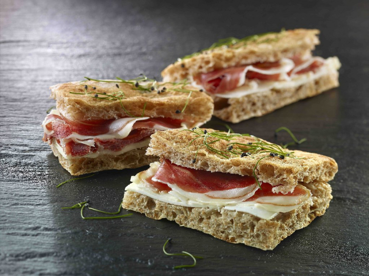 La Fa Croc: reinterpretazione della tradizionale focaccia romana imbottita con alta percentuale di farina macinata a pietra e germe di grano che dona profumo e aroma di grano tostato per esaltare al massimo la croccantezza