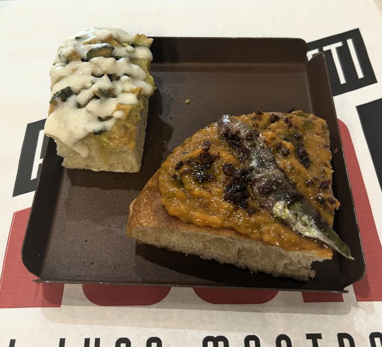 Trancio di Falia zucchine e besciamella insieme a uno spicchio di&nbsp;Finta puttanesca
