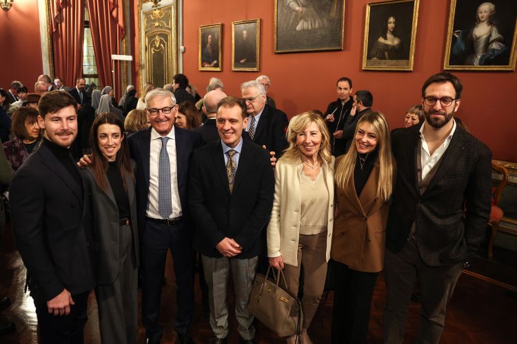 La famiglia Abbona al completo: da sinistra, Davide, Alessia, Ernesto, l'artista Gabriele Garbolino Z&ugrave;, Anna, Valentina e Alfredo. Foto di G. Platania
