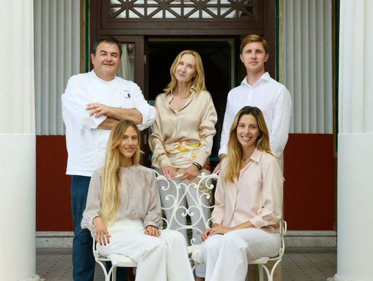 Lo chef Gennaro Esposito con la famiglia Attanasio
