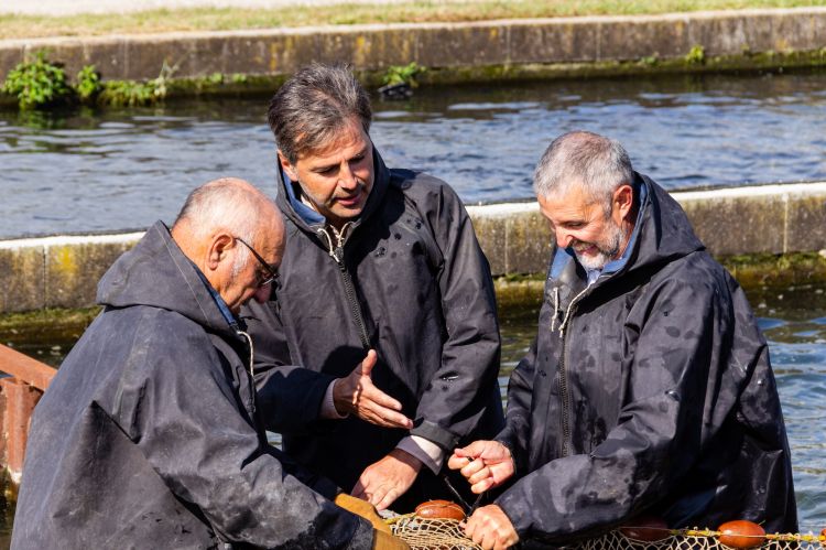 La famiglia Bettinazzi, proprietaria e produttrice che sta dietro a Cru Caviar. La sua attività nasce nell’allevamento: nel 1972 i Bettinazzi, già allevatori da tre generazioni, avviano l’acquacoltura e in seguito si specializzano nell’allevamento degli storioni e nella produzione di caviale. Oggi controllano la filiera attraverso la Società Agricola Naviglio, che cura gli allevamenti e la produzione primaria, e la società commerciale Caviar Import, dedicata alla lavorazione, selezione e distribuzione. Cru Caviar è il marchio con cui questa esperienza viene presentata sul mercato