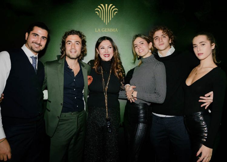 I cinque fratelli Cecchi con mamma Alessandra. Da sinistra, Massimiliano, Andrea, Alessandra, Maria Sole, Edoardo e Ginevra
