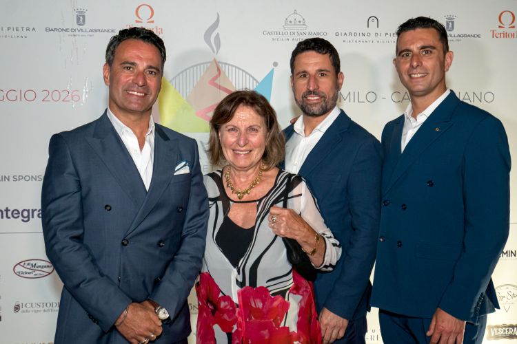 I fratelli Daniele, Giuseppe e Valerio Murabito con mamma Grazia: sono i proprietari del Castello San Marco di Calatabiano, tra Catania e Taormina
