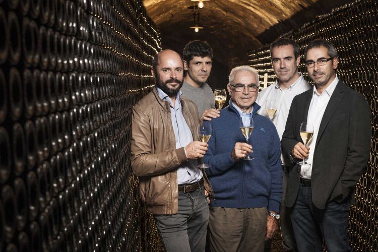 Arrigo Pisoni, al centro, tra Giuliano, Francesco, Elio e Andrea
