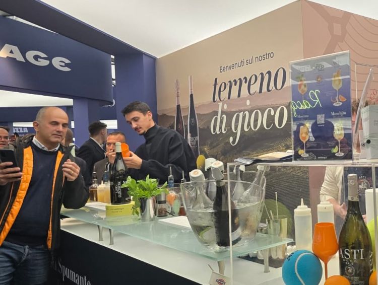 Lorenzo Sonego allo stand dell'Asti Docg del Fan Village all'Inalpi Arena