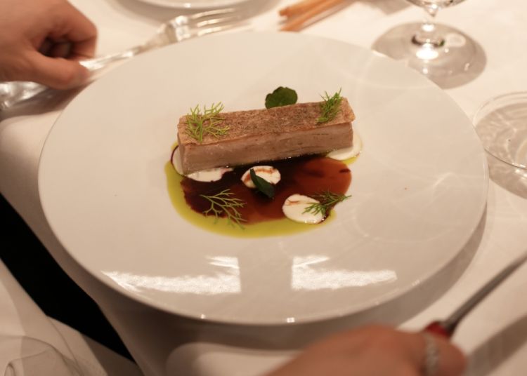 Faraona ripiena con maionese al rafano ben integrata a una salsa concentrata di melograno e fondo di arrosto
