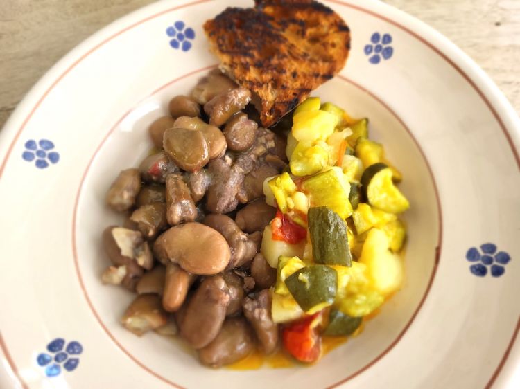 Fave intere, cotte nel coccio con zucchine e patate, versione estiva. Copy Antichi Sapori