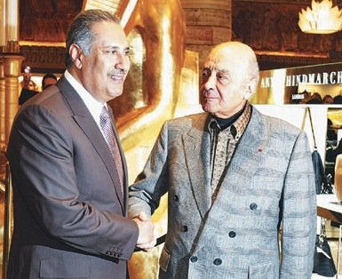 Maggio 2010: l'egiziano Mohamed Al Fayed (a destra) vende Harrods Department Store al primo ministro del Qatar, sceicco Hamad Bin Jassim Bin Jabr Al-Thani (a sinistra) per 1,5 milioni di sterline