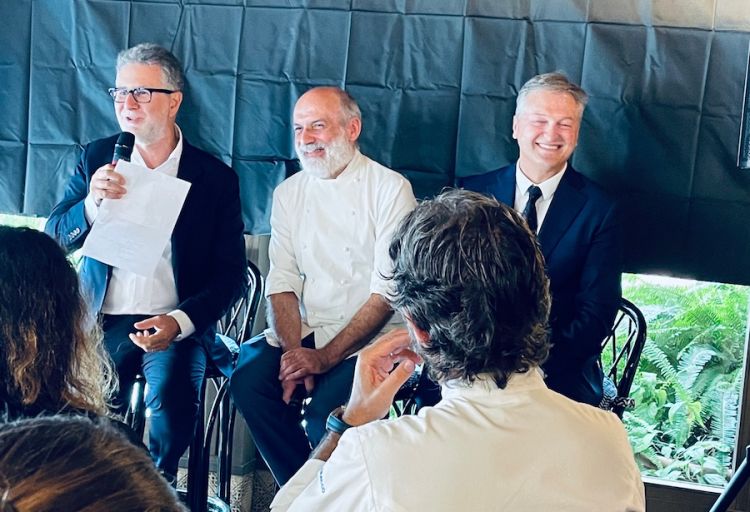 Foro ricordo per i tre soci nella nuova Lavoratti. Da sinistra: Fabio Fazio, Corrado Assenza e Davide Petrini. Di spalle Carlo Cracco, nell'occasione della presentazione della Lavoratti il padrone di casa
