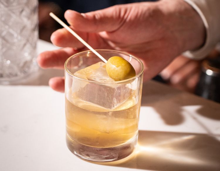Uno dei cocktail preparati all' after party al rooftop bar di The Social Hub Firenze Lavagnini, dai i bartender Eda Akman e Niccolò Mazzucchelli del Gramm Café Milano