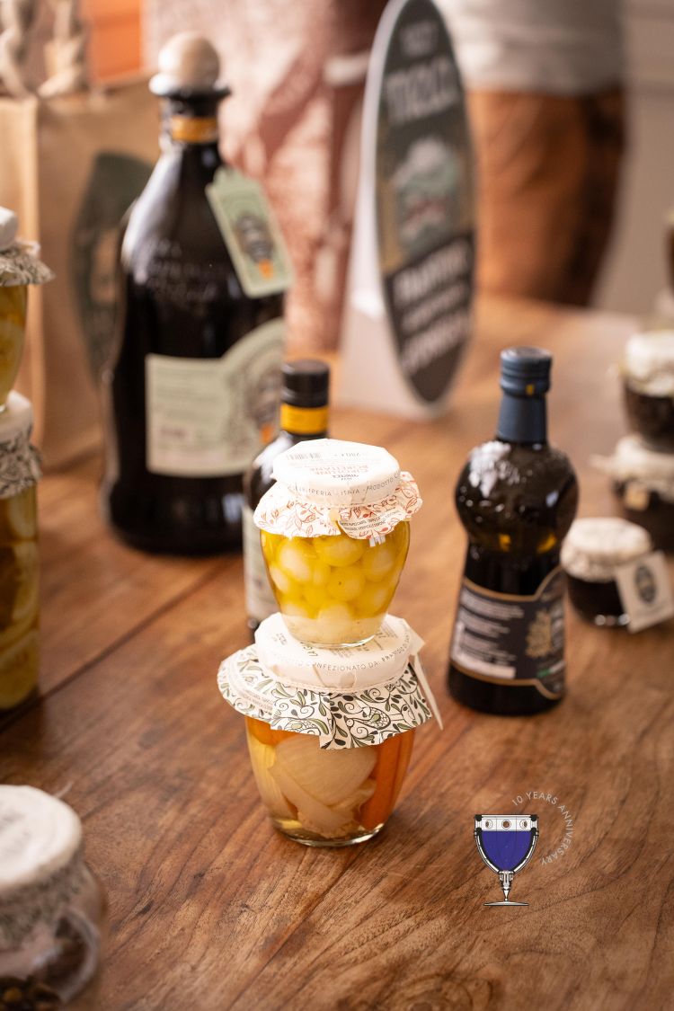 I bartender durante la competizione si sono confrontati su equilibri complessi, lavorando con olive taggiasche, oli extravergini e conserve, fino a includere elementi pi&ugrave; inusuali come acciughe del Cantabrico e cipolline borettane. Prodotti di prima fascia del&nbsp;Frantoio di Sant&rsquo;Agata d&rsquo;Oneglia
